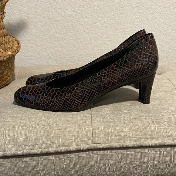 Stuart Weitzman 8.5N snake print leather heels - Picture 5 of 12